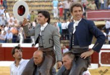 Empatan Ventura y Hermoso Diego Ventura, a hombros esta tarde en Osuna. (FOTO: Eduardo Porcuna)